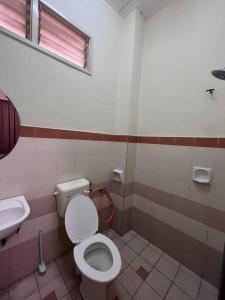 双溪大年Perdana Cottage, Peaceful & Cozy Residential Area的一间带卫生间和水槽的浴室