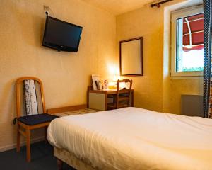圣吉尔洛基撕赫拉克里酒店的卧室配有一张床,墙上配有电视。