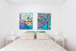 卡斯特尔德费尔斯Apartamento en playa de castelldefels. Ubicación inmejorable!的卧室配有一张壁画和两张画的床铺。