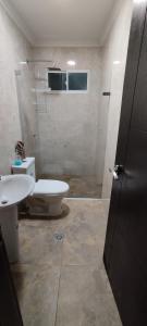 巴兰基亚Hermosa casa amoblada的一间带卫生间和水槽的浴室