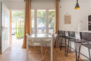 卡斯特尔德费尔斯Apartamento en playa de castelldefels. Ubicación inmejorable!的厨房配有白色的桌椅