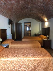 Comano阿尔伯戈米拉蒙蒂酒店的一间酒店客房,房间内设有三张床