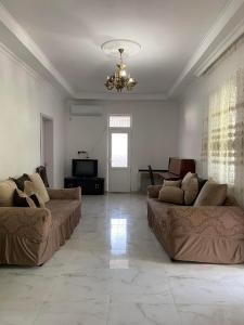 卡瓦拉提Resort In Gonio的客厅配有两张沙发和一个吊灯。