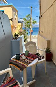 帕琉乔拉BONATSA ROOMS的海景露台配有桌椅