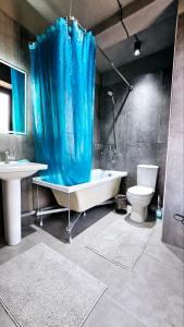 博斯特里Alma Villa Guest House - Bosteri的带浴缸、盥洗盆和卫生间的浴室
