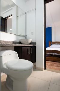 佩雷拉HOTEL YANUBA CAMPESTRE的一间带卫生间、水槽和床的浴室