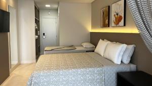加斯帕Resort Ecoar的一间小卧室,配有一张带白色枕头的床