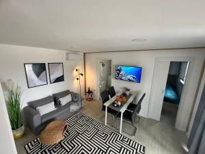 洛瓦尼斯卡Mobile home Mare Blu的客厅配有沙发和桌子