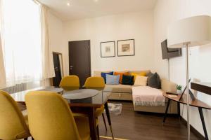 布达佩斯保洛伊精品公寓的客厅配有沙发和桌椅