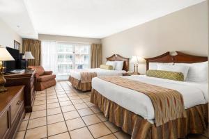 大洋城滩涂加勒比海滩涂浮桥套房酒店的酒店客房设有两张床和电视。
