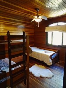 米纳斯Casa de campo la serena的小屋内设有一间带两张双层床的卧室