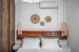 基斯诺斯Epithea Suites Kythnos 1 με ιδιωτική πισίνα的一间卧室配有一张带木制床头板的床
