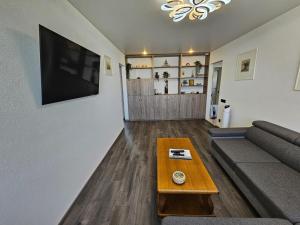 维尔纽斯Maya's Apartment的带沙发和咖啡桌的客厅