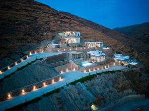 基斯诺斯Epithea Suites Kythnos 1 με ιδιωτική πισίνα的夜晚在山丘上建筑物的空中景色