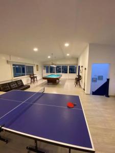 豪尔费坎ALWADI Chalet - Khorfakkan的乒乓球桌,带乒乓球桌的房间