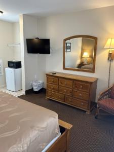 大洋城上将酒店/汽车旅馆的酒店客房配有床、镜子和梳妆台