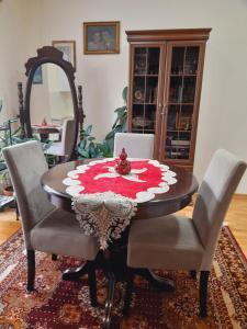 查查克TeriTara的餐桌,配有两把椅子和红白桌布