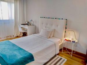 阿尔马达Comfortable bedrooms in apartment with river view的卧室配有白色的床和桌子
