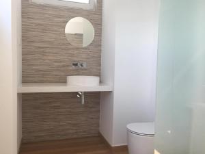 阿尔马达Comfortable bedrooms in apartment with river view的一间带水槽和镜子的浴室
