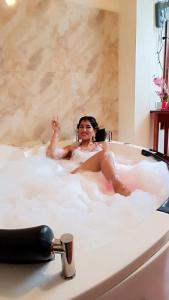 拉梅尔塞HOTEL WISMONT的女人坐在浴缸里