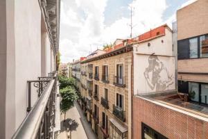 马德里Chueca Gran Via Recoletos Libertad 24 8的公寓的阳台享有城市街道的景致。