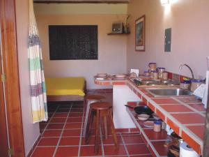El YaqueEl Yaque Ranch的厨房配有柜台、水槽和沙发