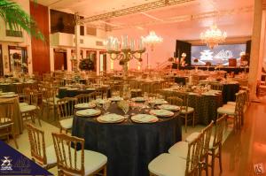 圣玛丽亚伊泰姆比宫酒店的宴会厅配有桌椅和吊灯