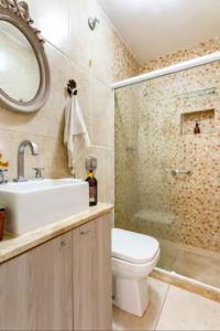 里约热内卢Quarto em casa de vila em Botafogo, Rio de Janeiro的浴室配有卫生间、盥洗盆和淋浴。