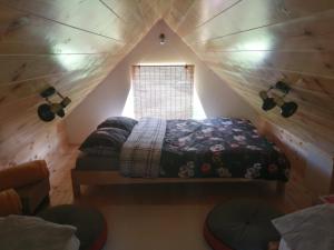 比耶洛波列Zelena livada (Green Meadow)的一间带床的卧室,位于带窗户的房间内