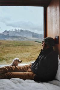 ChimborazoNomads Ecuador的看窗外的男人和狗