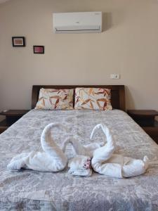 穆拉Pavlonya Bungalows的床上用毛巾制成的两天鹅