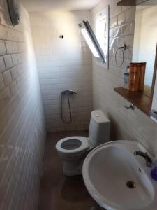 穆拉Pavlonya Bungalows的浴室配有白色卫生间和盥洗盆。
