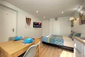 马西M4 Coeur Massy RER BC 600m - Orly20 min的一间卧室配有一张床和一张带蓝色菜肴的桌子