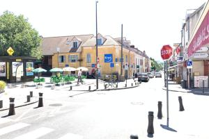 马西M4 Coeur Massy RER BC 600m - Orly20 min的带有停车标志的街道 ⁇ 染