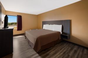 艾伦镇Econo Lodge的酒店客房设有床和窗户。