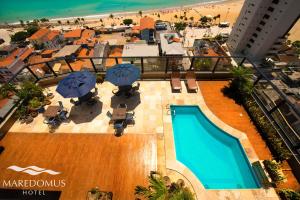 福塔莱萨玛丽度莫斯酒店的享有带遮阳伞和海滩的游泳池的顶部景致