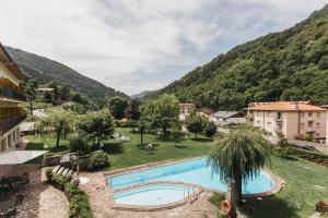 里贝斯的弗里瑟加泰罗尼亚公园酒店的一座带游泳池和山脉的度假村