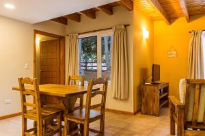 拉安戈斯图拉镇BOG Apart Foresta - A minutos del cerro bayo的一间带木桌和椅子的用餐室