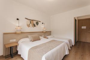 里贝斯的弗里瑟加泰罗尼亚公园酒店的白色墙壁客房的两张床