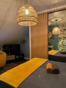 格朗维尔Chez Béa的一间卧室配有一张带黄毯和两个灯的床