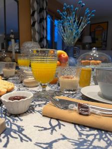 格朗维尔Chez Béa的桌子上放着橙汁和其他食物