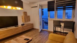 里耶卡QR Apartment for Family, Couples, and Friends stay in Rijeka的客厅配有平面电视和沙发。