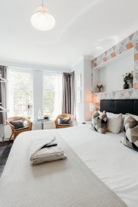 莱瑟姆-圣安妮Sweet Suites Lytham的一间带白色大床的卧室和一间客厅