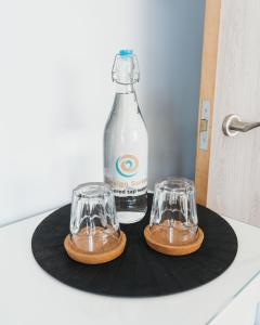莱瑟姆-圣安妮Design Suites Lytham的桌子上放着一瓶和两杯酒