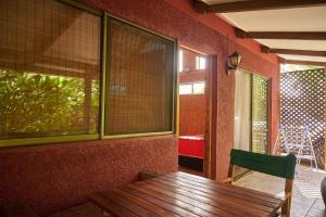 安加罗阿Cabañas Maria Hau的客房设有木桌和窗户。