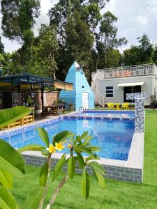 Casa LiLa Tiny Stay & Pool Kota Bharu,free wifi,free parking的一座带房子的庭院内的游泳池