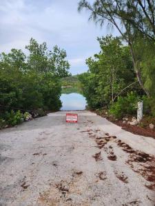 普罗维登西亚莱斯岛StoneSide Villa的湖中道路上的标志