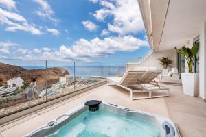 波多黎各Grand Horizon Luxury Boutique Apartments的海景客房内的热水浴池