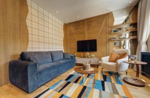 科拉欣MODERN MOUNTAIN II的客厅配有蓝色的沙发和电视