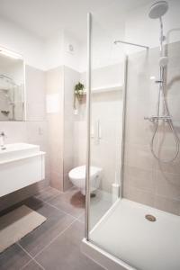 斯祖贝莱克Apartmány 316 a 317 Vila Zuberec的带淋浴、卫生间和盥洗盆的浴室